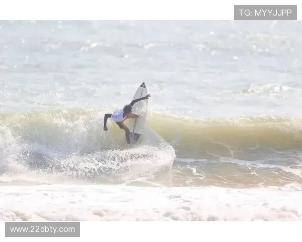 中国冲浪比赛盛况：海浪中的竞技与激情